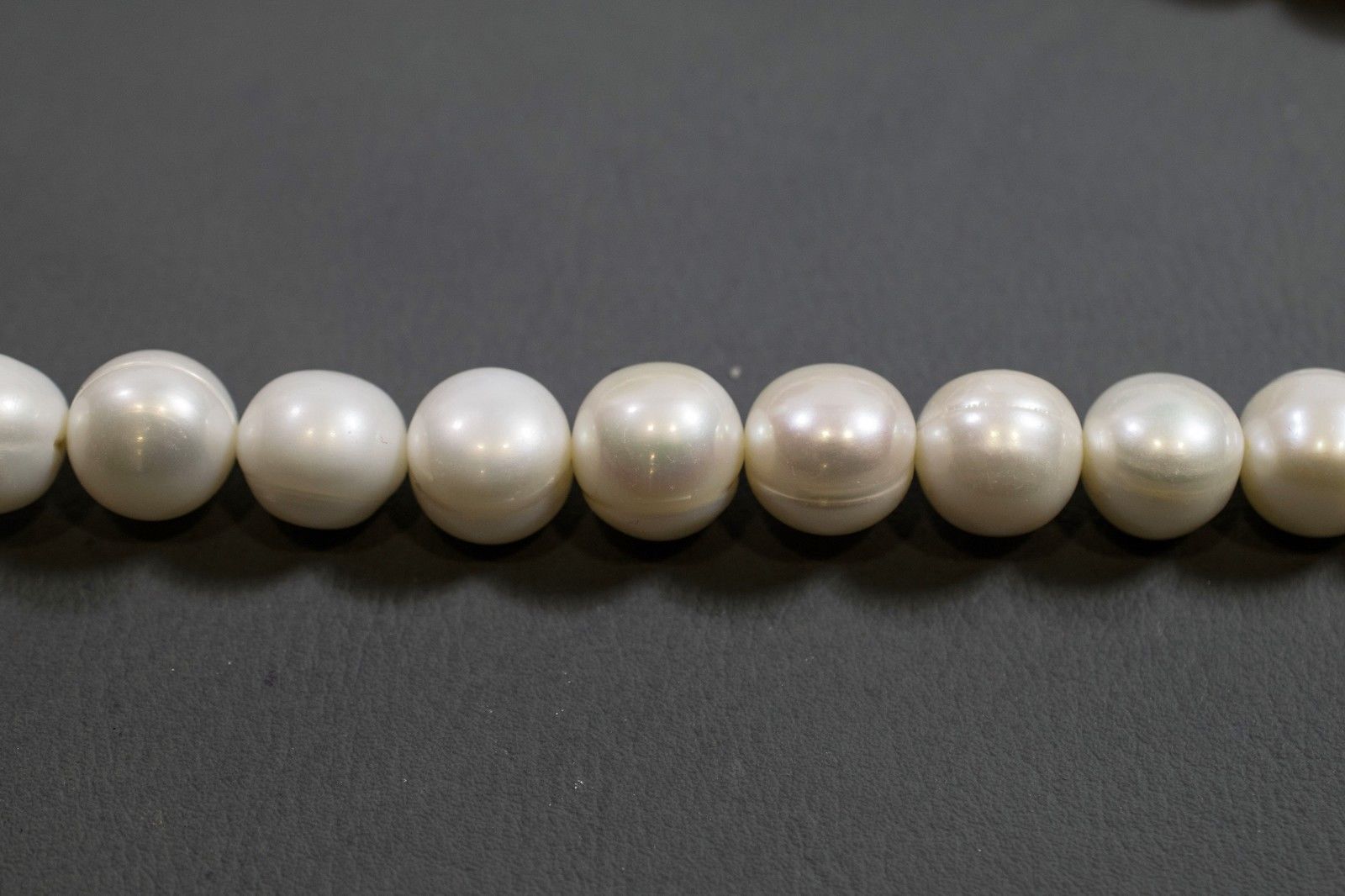 Perlenstrang Weiß rund mit hohem Lüster in 13-15 mm